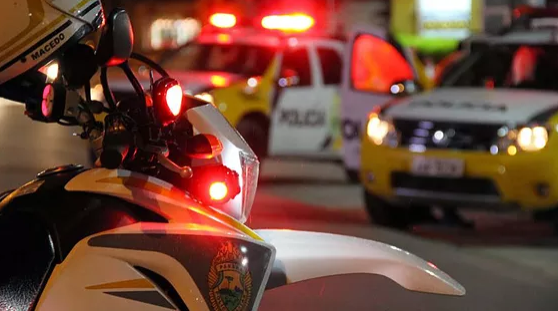 Motociclista é preso após atropelar policial