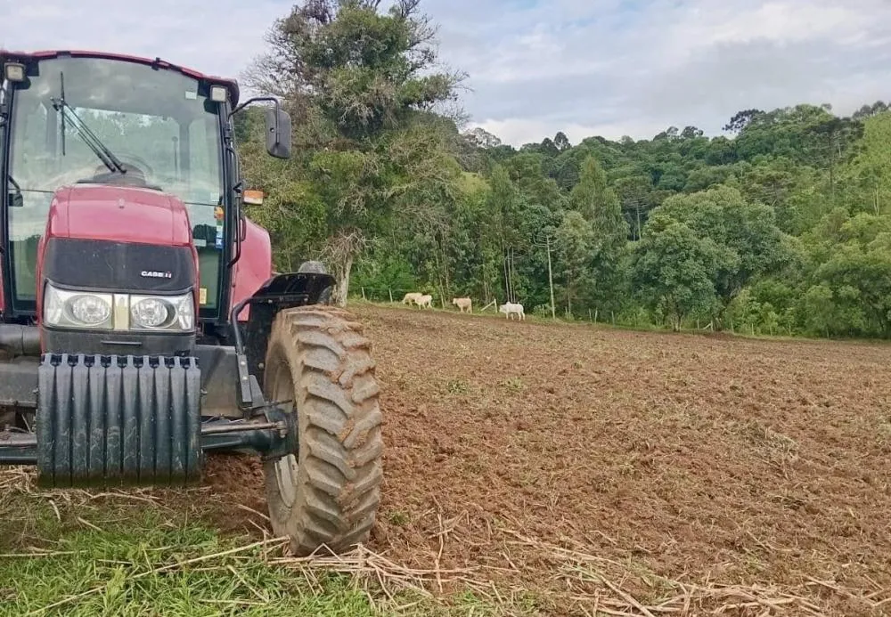 Prefeitura de Jaguariaíva auxilia agricultores no preparo da terra para plantio de lavouras