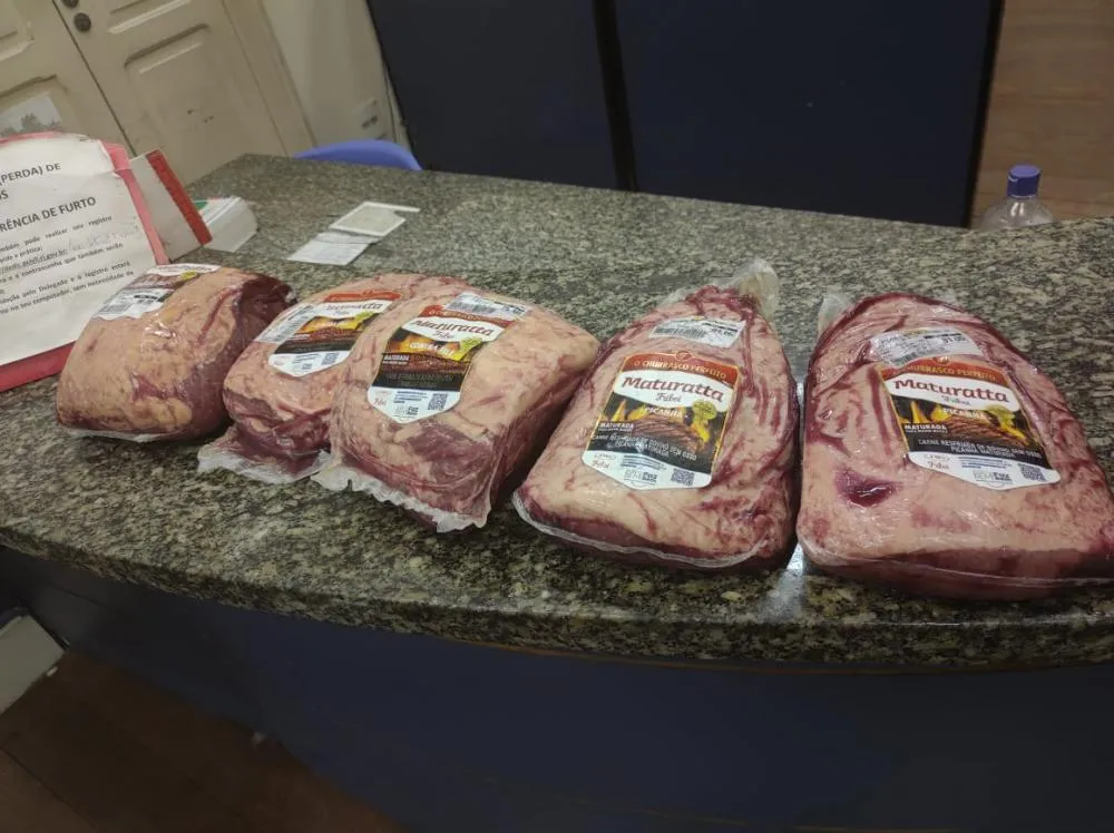 Homem vestido com uniforme de mercado furta carnes na concorrência