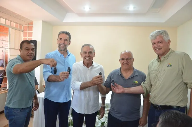 Zeca Dirceu comemora entrega de 16 carros elétricos para municípios do Noroeste do Paraná com apoio da Itaipu Binacional