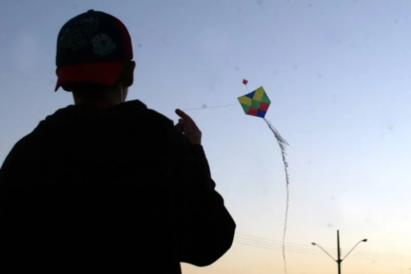 Soltar pipa nas férias exige atenção dobrada para evitar problemas