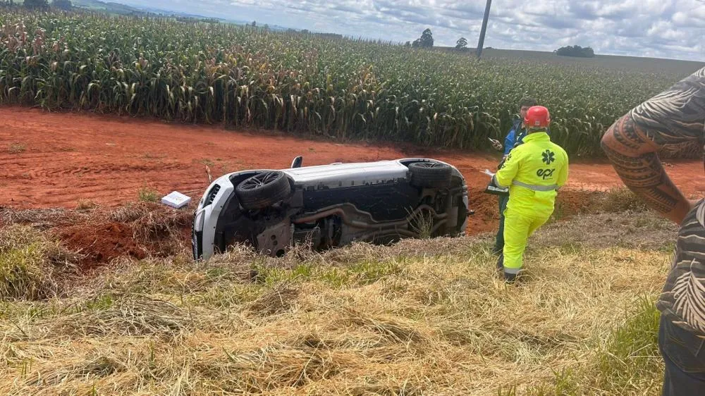 Acidente com carro e três carretas deixa PR-092 cheia de milho