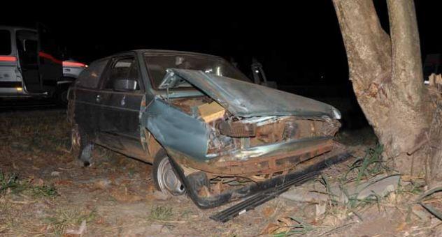 Carro atinge mureta e capota na BR-153