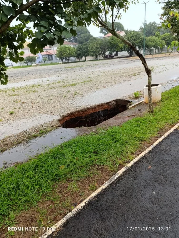 Chuva intensa cria buraco “gigante” no Espaço Chico; veja as imagens