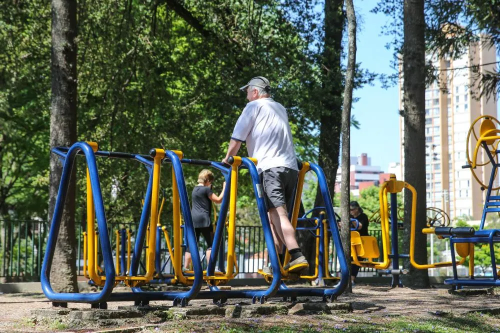 Pessoas idosas devem redobrar cuidados com a saúde durante o verão; veja como se cuidar