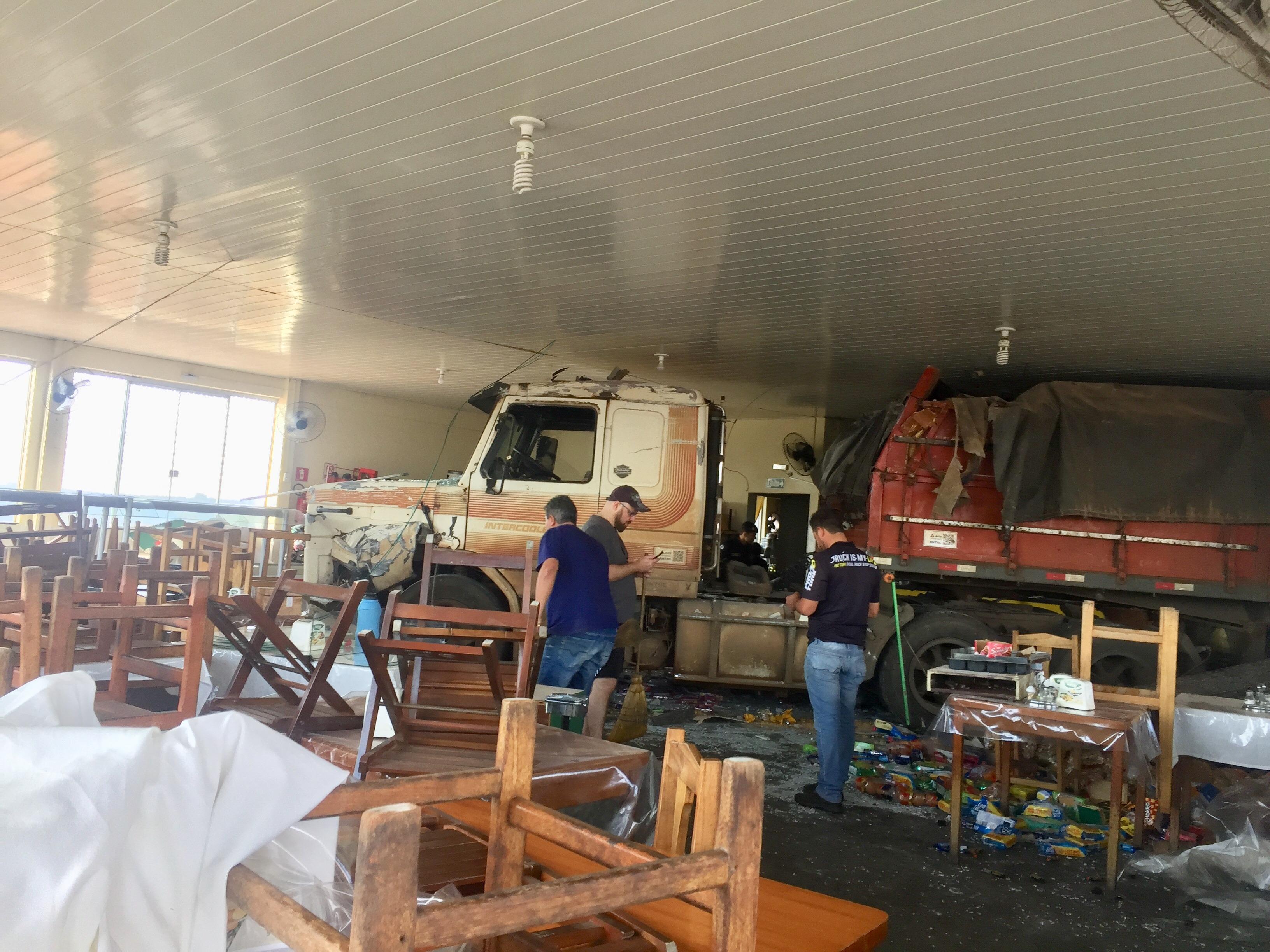 Carreta invade lanchonete do Posto Cristo Rei II e deixa três pessoas feridas