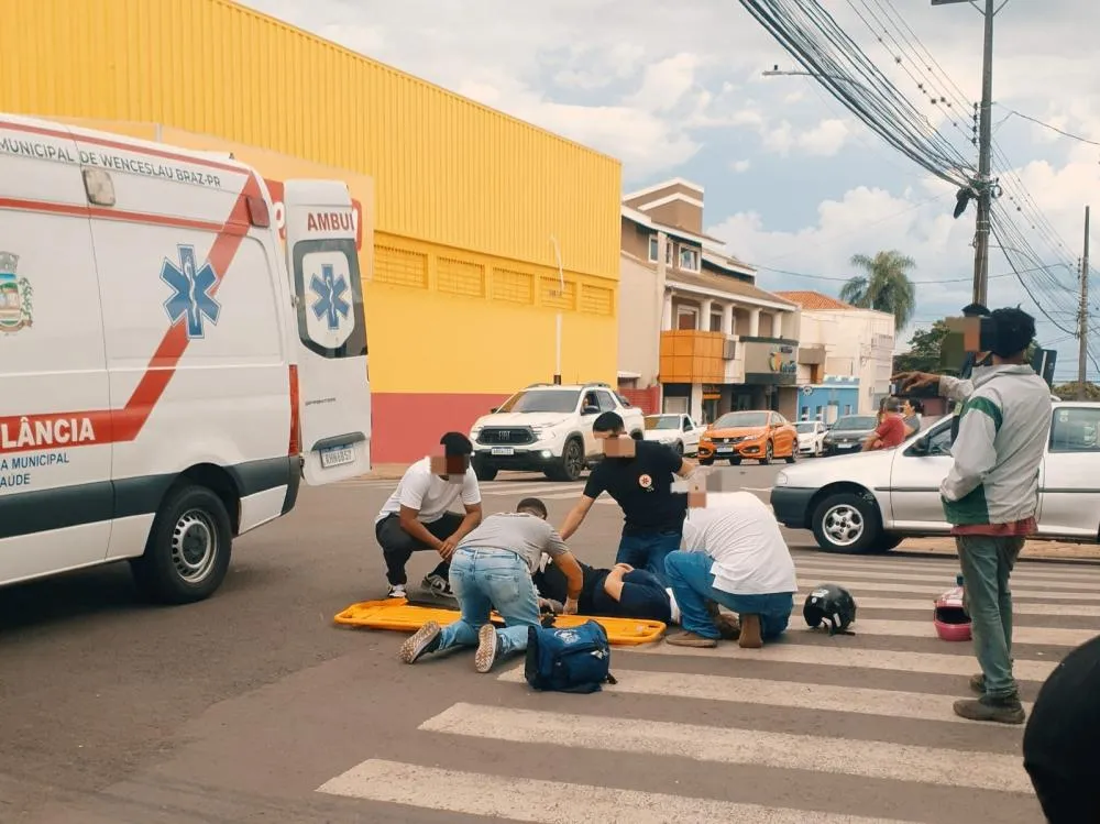 Colisão entre motos deixa jovem ferida no centro de Wenceslau Braz