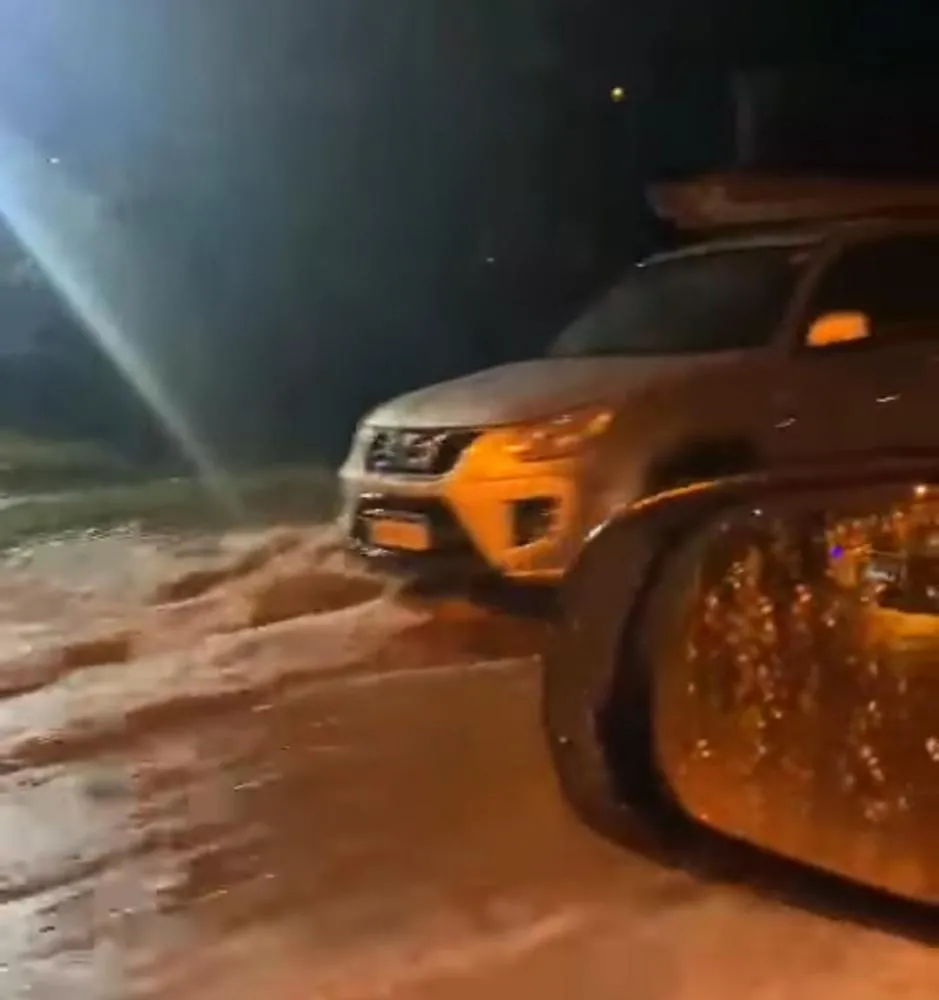 Chuva intensa alaga ruas e casas em Arapoti