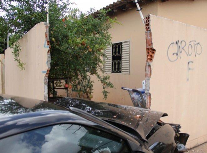 Mulher desmaia ao bater carro contra muro