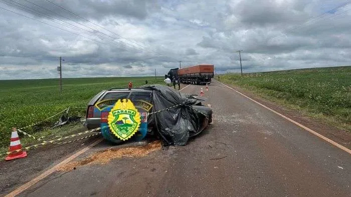 Acidente entre carro e caminhão deixa um morto e um ferido