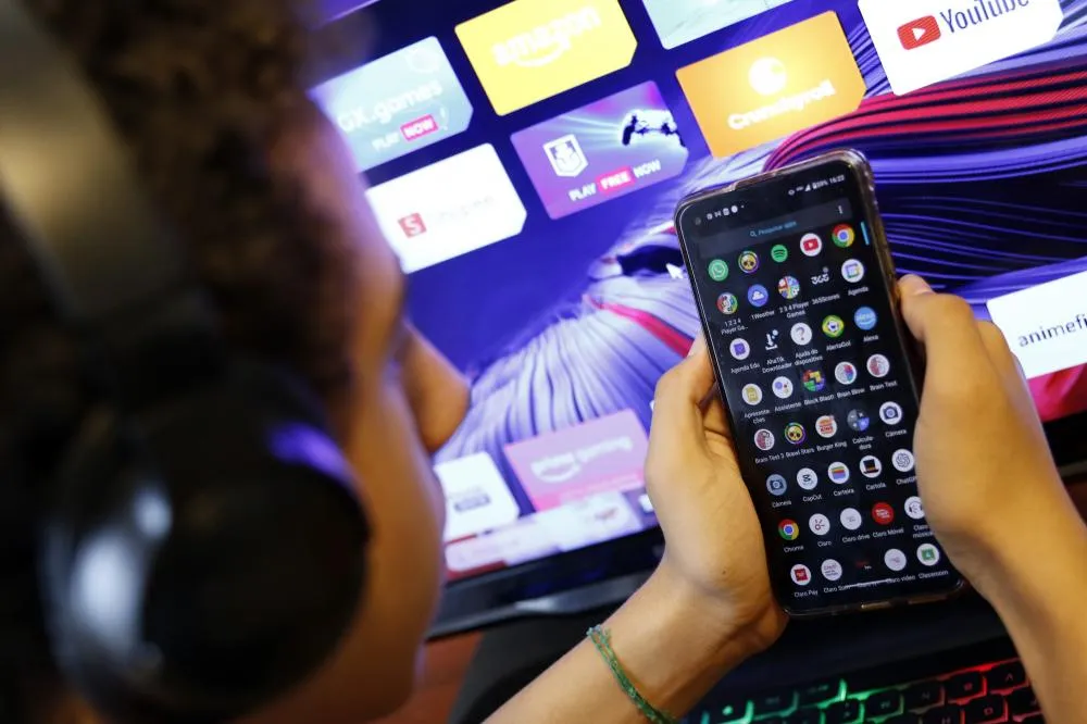 Pesquisa alerta sobre aumento de crianças com perfis abertos nas redes sociais; entenda os riscos