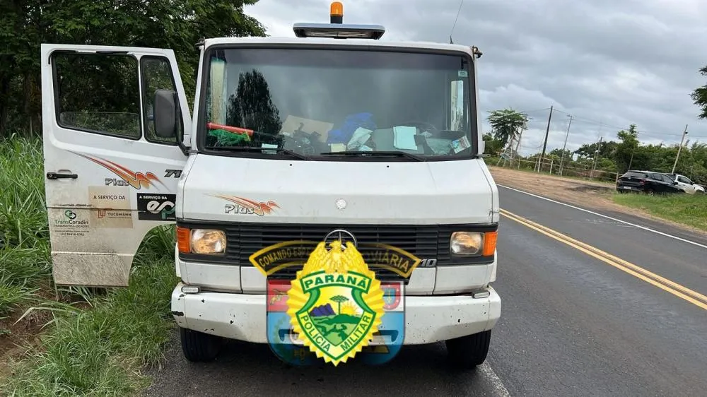 Acidente com caminhão do pedágio deixa motorista ferido na PR-092