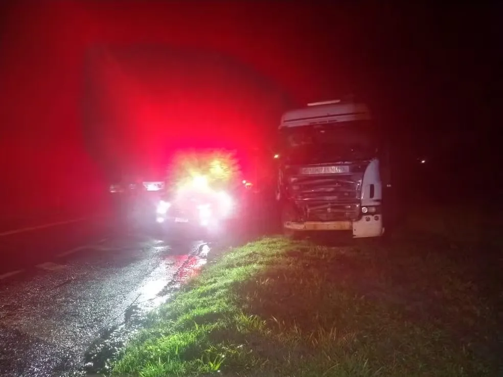 Carreta desgovernada causa acidente com seis veículos na PR-092