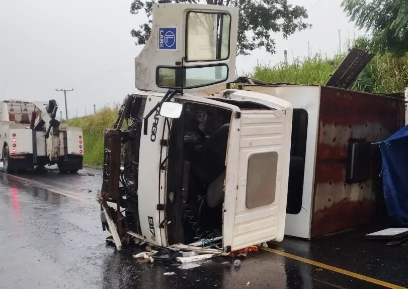 Caminhão tomba e deixa nove feridos na PR-092