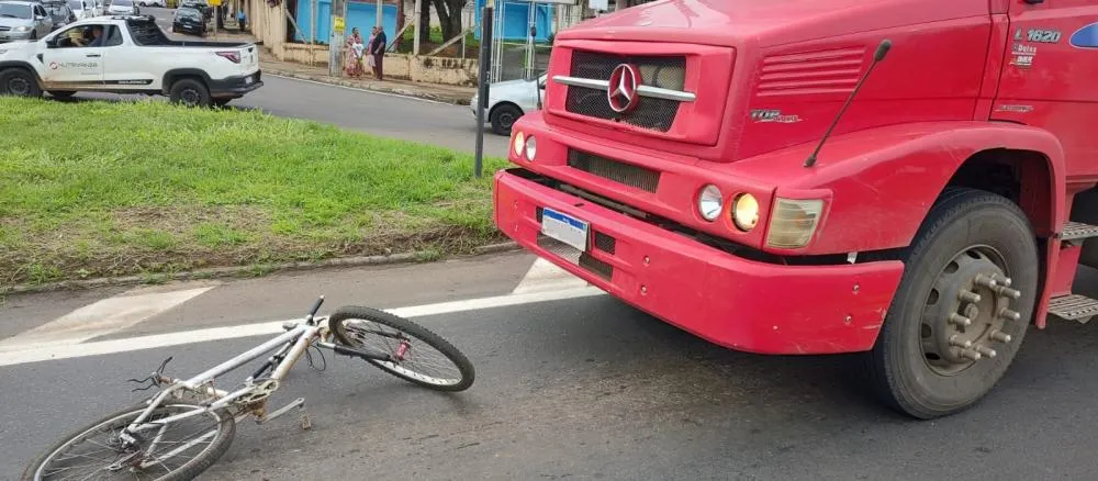 Homem fica em estado grave após ser atropelado por caminhão na BR-153