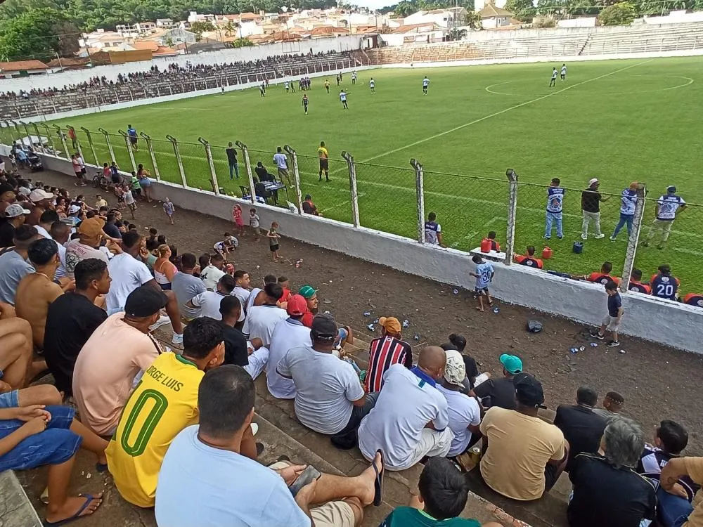 Final da Copa Platinense reúne centenas de pessoas no Estádio Municipal