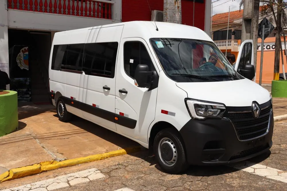 Santana do Itararé recebe nova van para saúde municipal