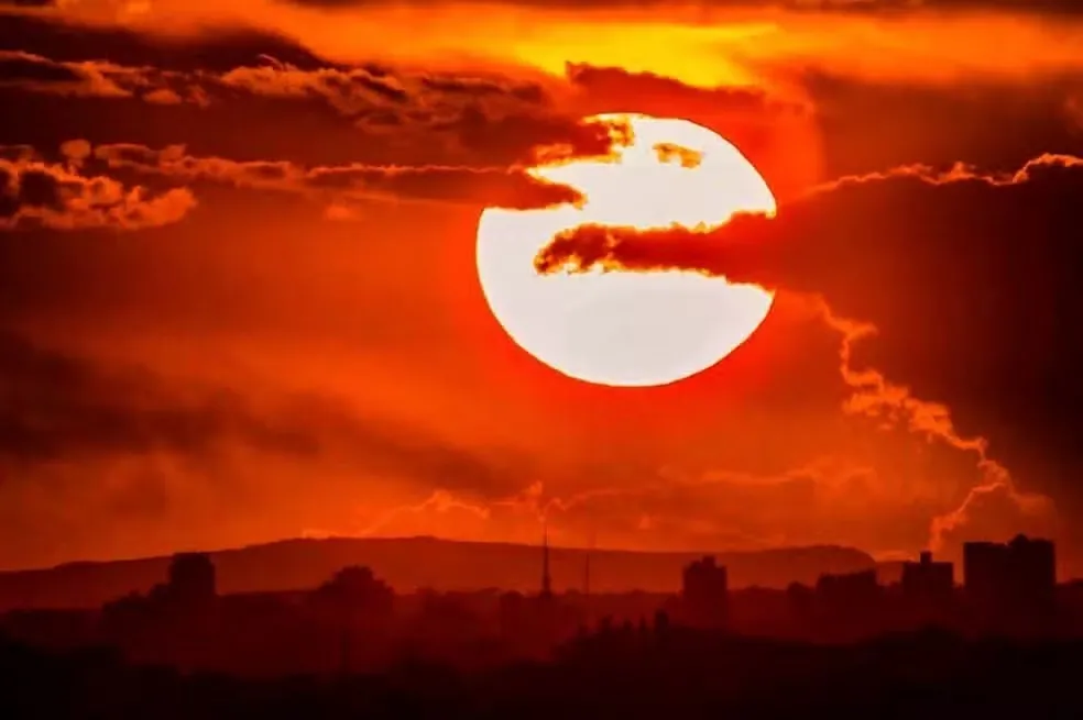 Norte Pioneiro tem alerta de perigo para calor intenso e tempestades