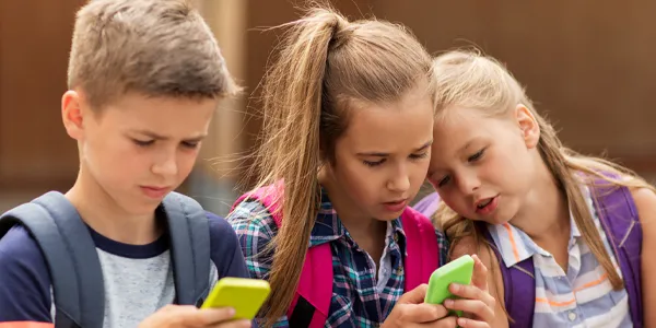 Psicóloga explica como identificar a nomofobia e dá dicas de como se libertar do “vício das telas”