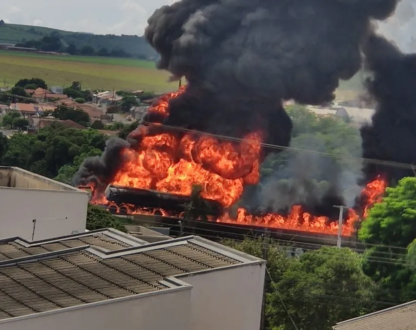 PR-092 é interditada após carreta de combustíveis pegar fogo