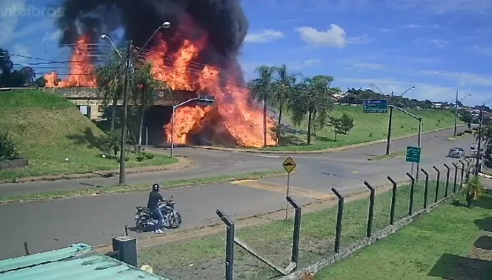 Carreta explode em acidente e motorista sobrevive por milagre em Arapoti; veja o vídeo