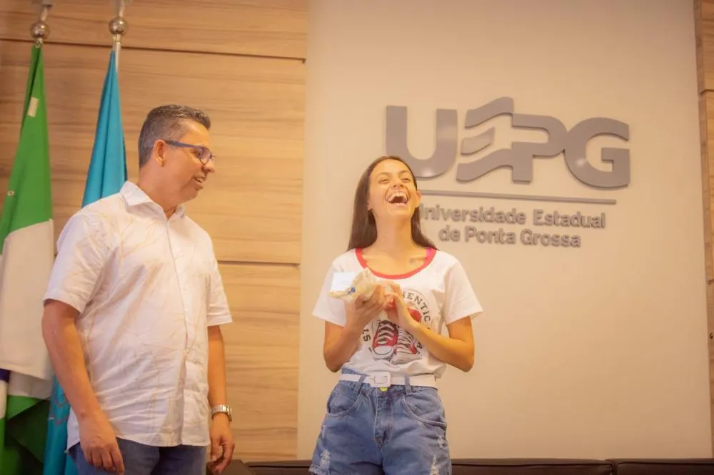 Jovem órfã que morava na rua passa em primeiro lugar no vestibular da UEPG