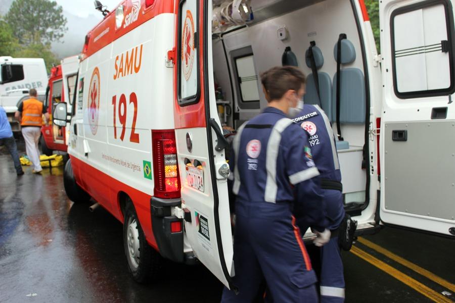 Acidente envolvendo moto e carreta deixa vítima em estado grave