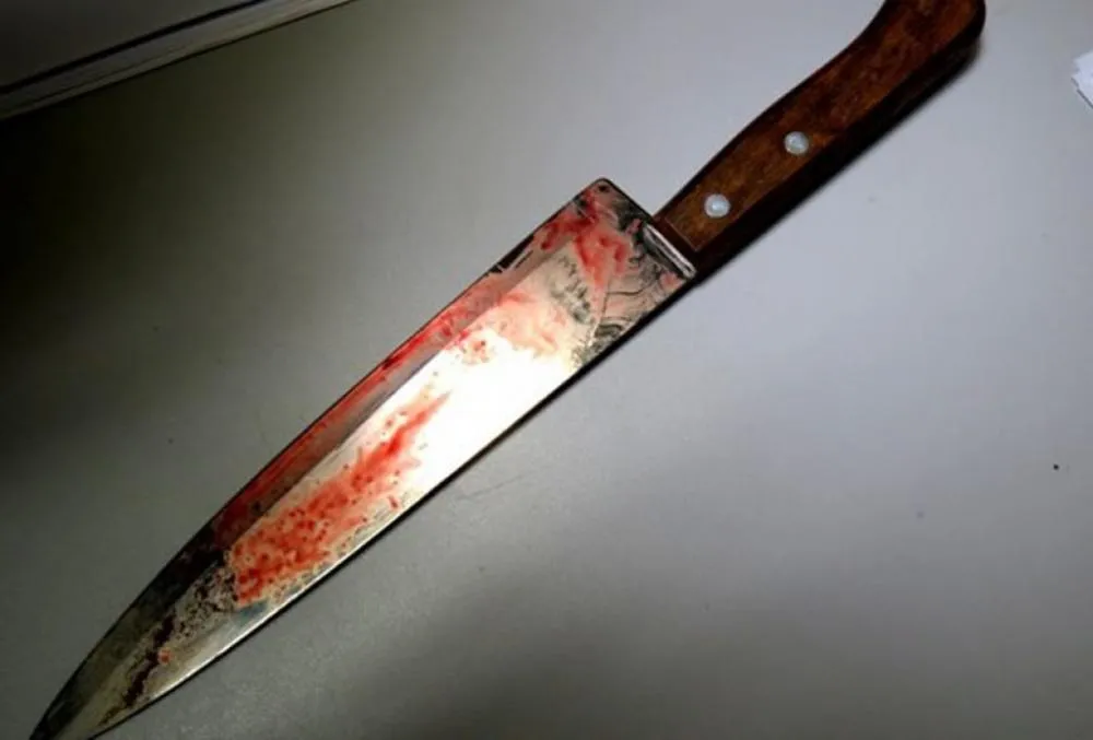 Jovem vai parar no hospital após levar facada do irmão