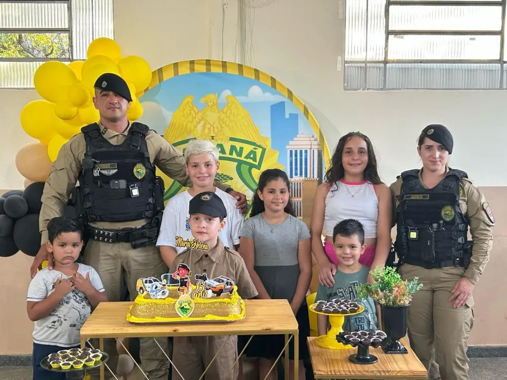 Policiais participam de aniversário de menina que sonha em ser PM