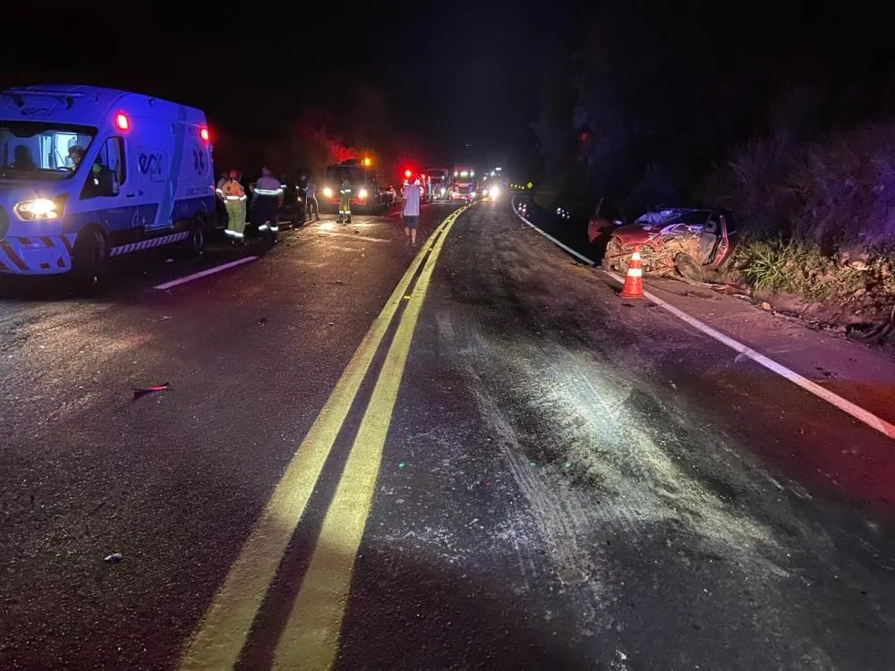 Mulher morre após ser jogada para fora de carro em acidente no Norte Pioneiro