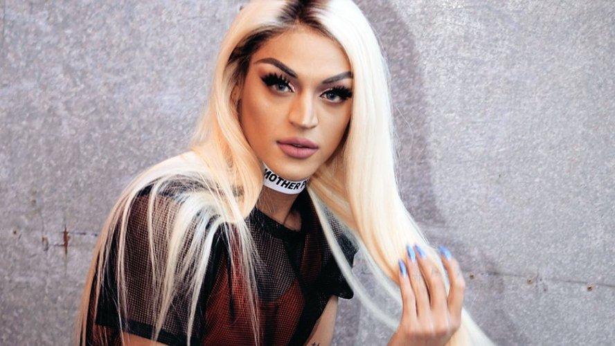 Pabllo Vittar adia gravação de clipe após dar joelhada no próprio olho