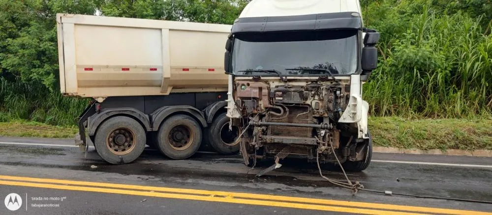 Carreta “faz o L” e motorista fica ferido na BR-153