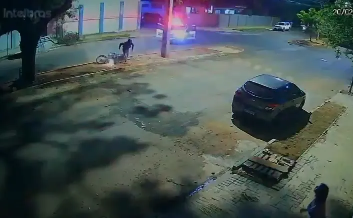 Câmeras flagram troca de tiros entre bandido e polícia no Norte Pioneiro; veja o vídeo