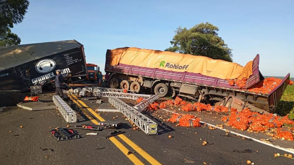 Acidente na PR092 mata dois e deixa caminhoneiro em estado grave