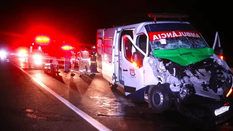 Acidente com ambulância deixa mãe e bebê recém-nascido em estado grave
