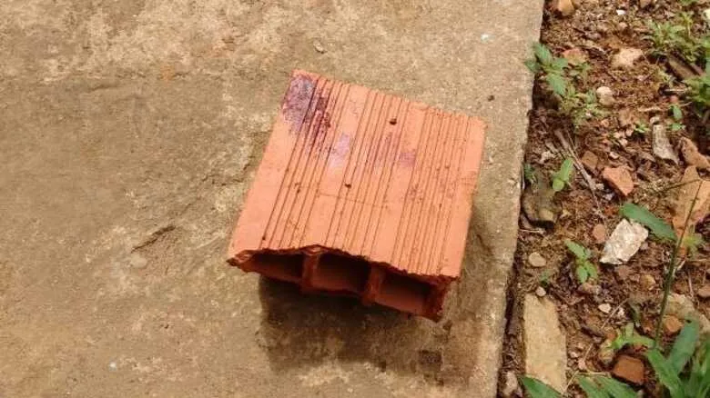 Homem vai parar no hospital após levar tijolada na cabeça