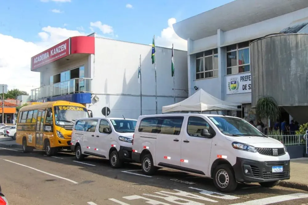 Siqueira Campos recebe novos veículos para saúde e educação