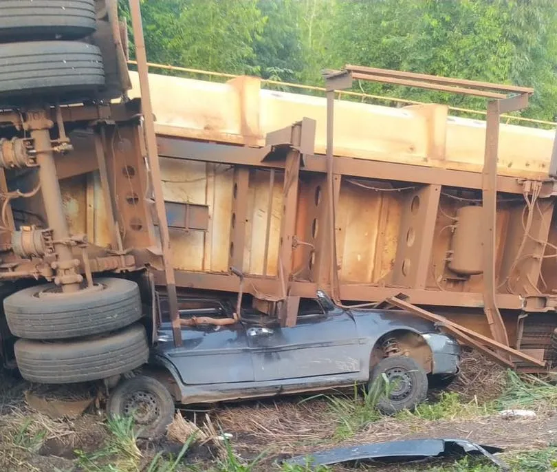 Dois morrem e um fica ferido após carreta tombar em cima de carro na PR092