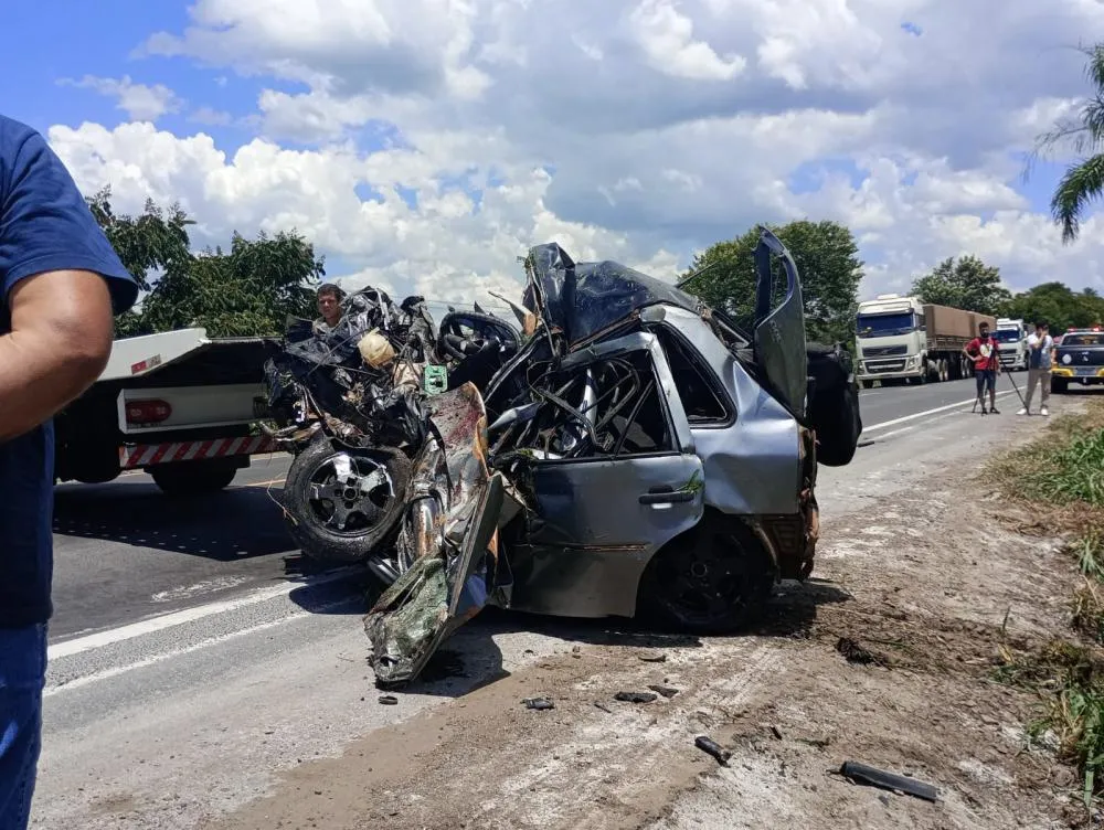 Há um ano carreta tombou em cima de carro e matou quatro pessoas na PR092 em Joaquim Távora