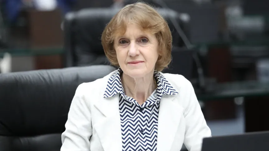 Deputada destaca ampliação do Farmácia Popular e programa Pé-de-Meia