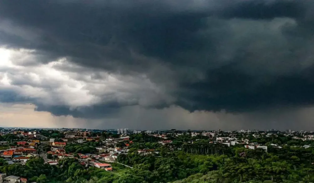 Cidade do Norte Pioneiro está em alerta de tempestades nesta quarta-feira