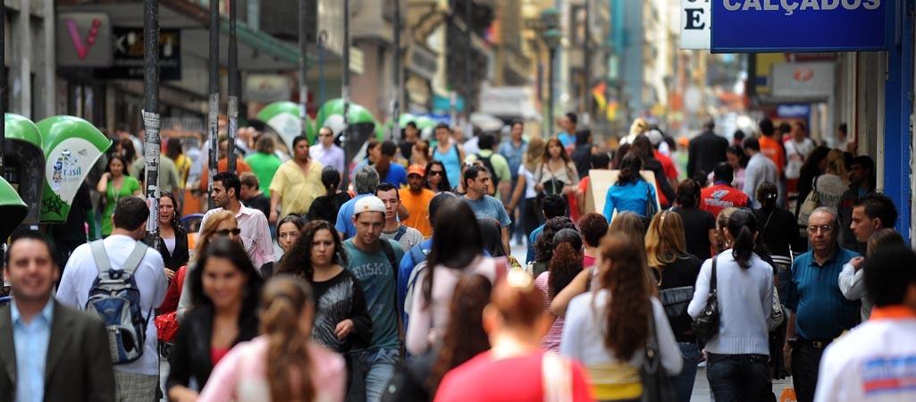 População brasileira deve chegar a 233,2 milhões em 2047, diz IBGE