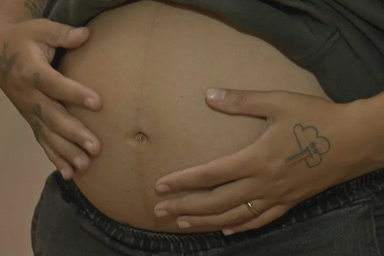 Mulher transexual agride o ex-marido trans que está grávida e situação vai parar na Justiça