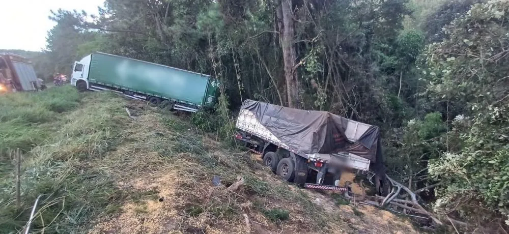 Colisão entre carretas mata motorista na BR-153