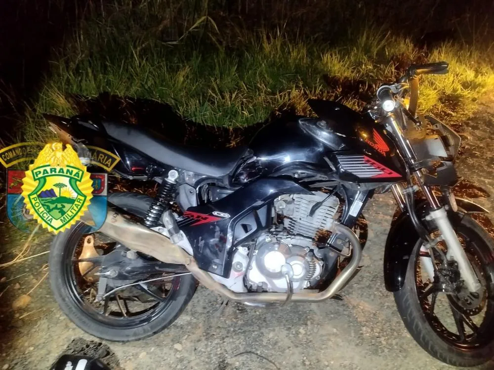 Acidente entre carro e moto deixa dois mortos; motorista fugiu do local