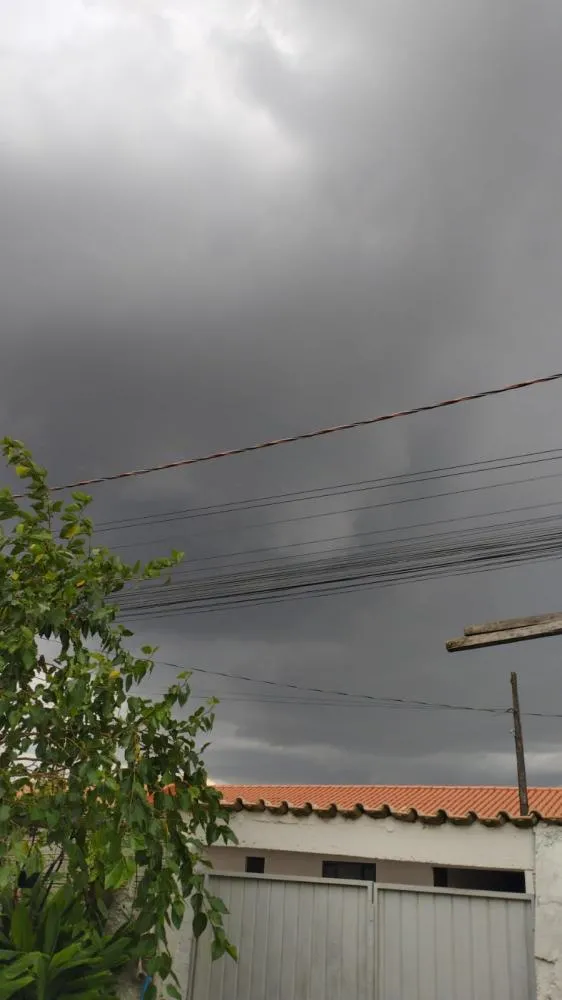 INMET anuncia alerta de tempestade para o Norte Pioneiro; chuvas intensas e ventos fortes estão previstos