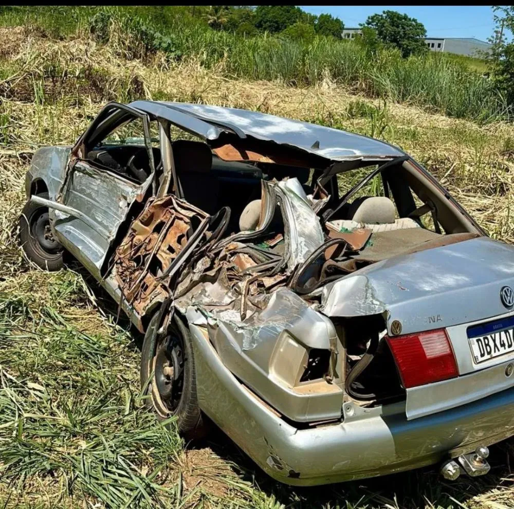 Acidente com ônibus deixa carro destruído e idoso ferido na BR153