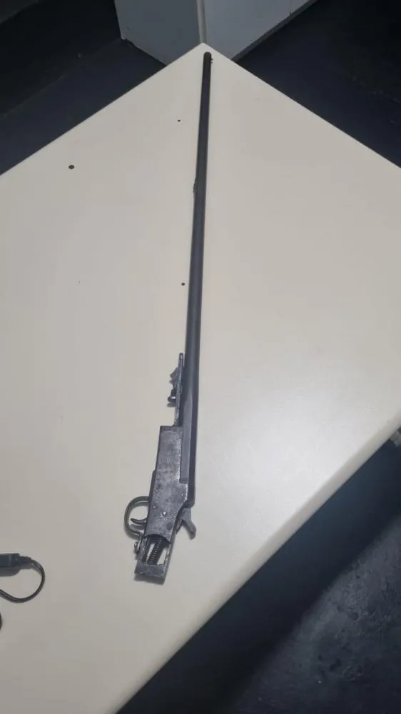 Filho é preso após ameaçar a mãe com uma espingarda