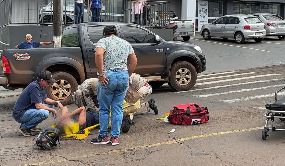 Mulher fica ferida após colisão entre moto e carro na entrada de Cornélio Procópio
