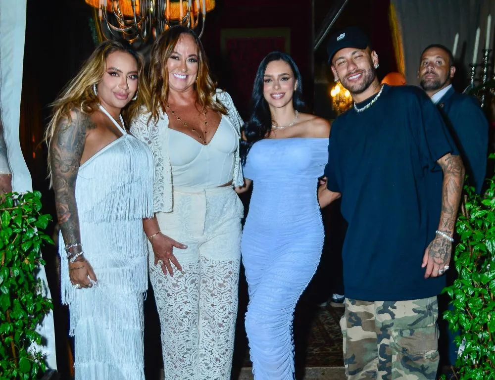 Neymar e Bruna Biancardi marcam presença em jantar de aniversário de Rafaella